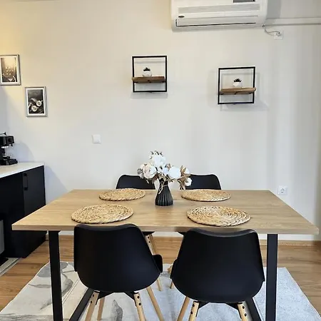 Stylish 1br Flat With Sunny Terrace アパート ブルガス