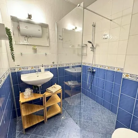 Stylish 1br Flat With Sunny Terrace Apartment
